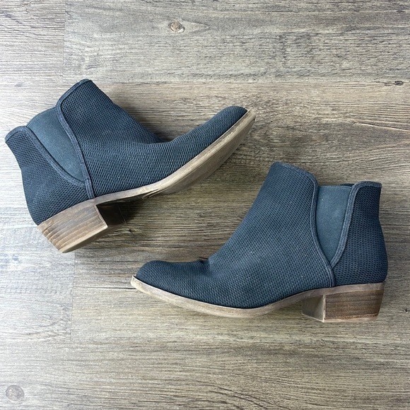 Kensie Gerona Textured Suede Grey Ankle Bootie, size 9 - Picture 2 of 10